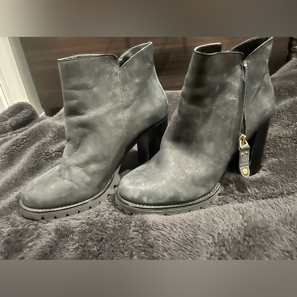Gibson Latimer Booties size 8